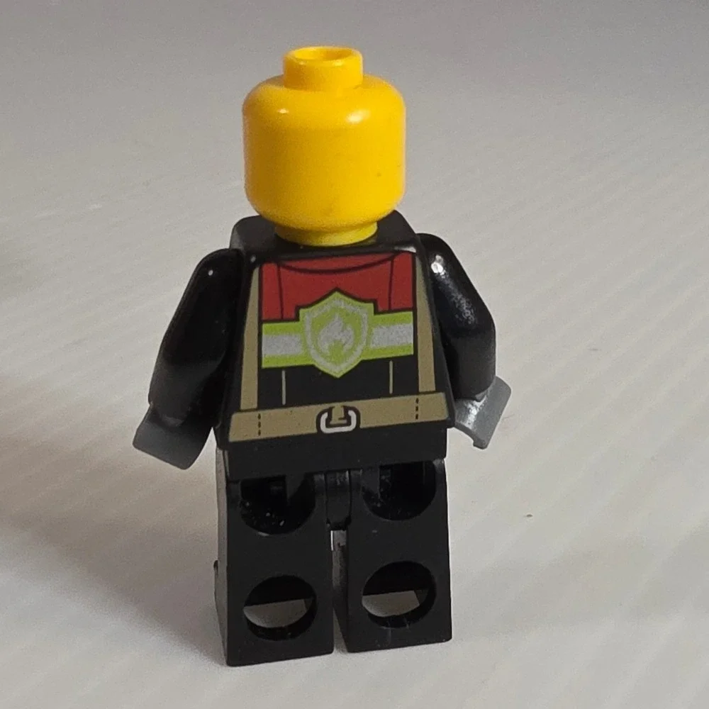 LEGO Minifigure Small Black Yellow Excellent‎ cty0640
